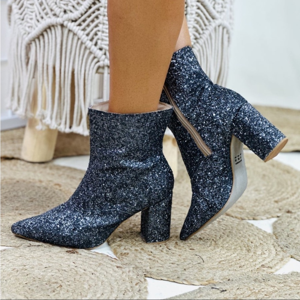 Charcoal Dazzle Me Ankle Glitter Boots Size 8  Brand: Old Cutter